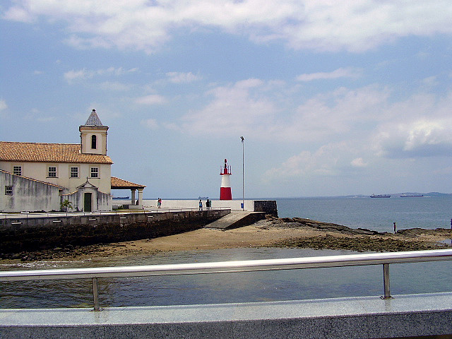 File:Ponta de Humaitá - farol e igreja.jpg