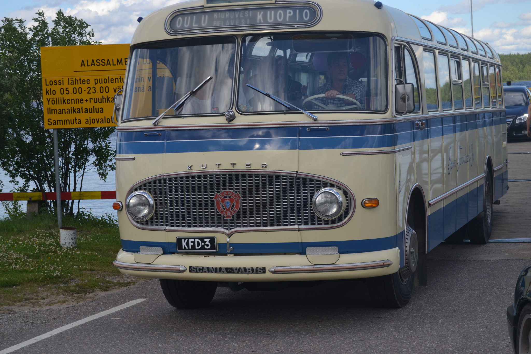 https://upload.wikimedia.org/wikipedia/commons/9/90/Scania_Vabis_bus_in_Finland.jpg