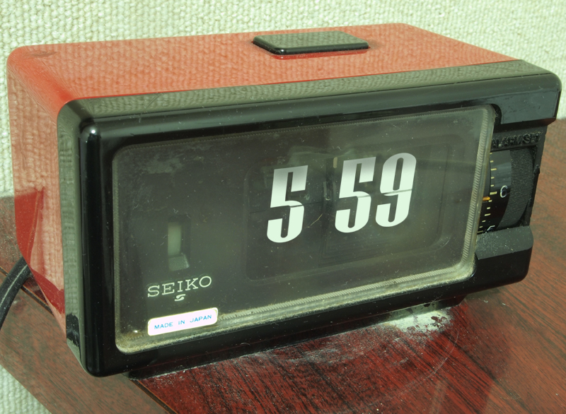 File:Split-flap clock at 5 59.jpg