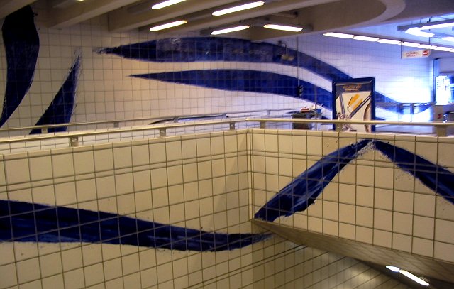 File:Toulouse Metro Station Arenes.jpg