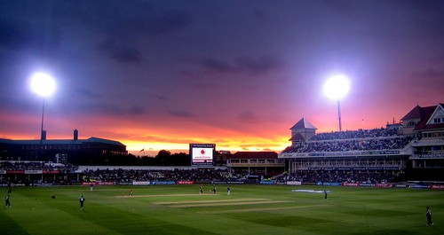 Een Twenty20 wedstrijd in volle gang. Twenty20 wedstrijden worden door de korte duur van de wedstrijd vaak 's avonds gespeeld.