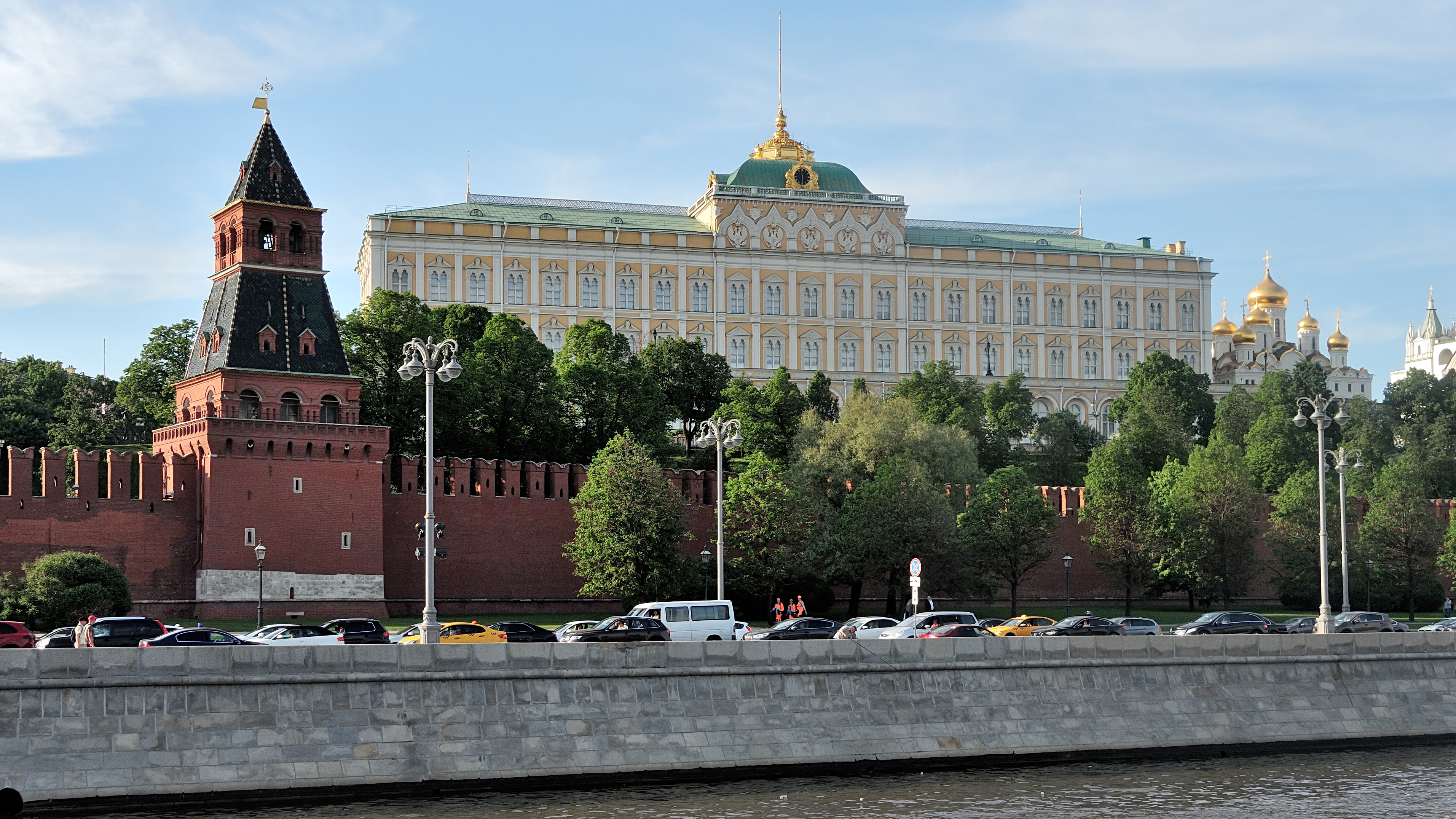 Москва большие часы. Дворец советов в Кремле. Большой Кремлёвский дворец вид сверху. Кремль со стороны Москвы реки. Большой Кремлевский дворец расположен у Москвы реки.