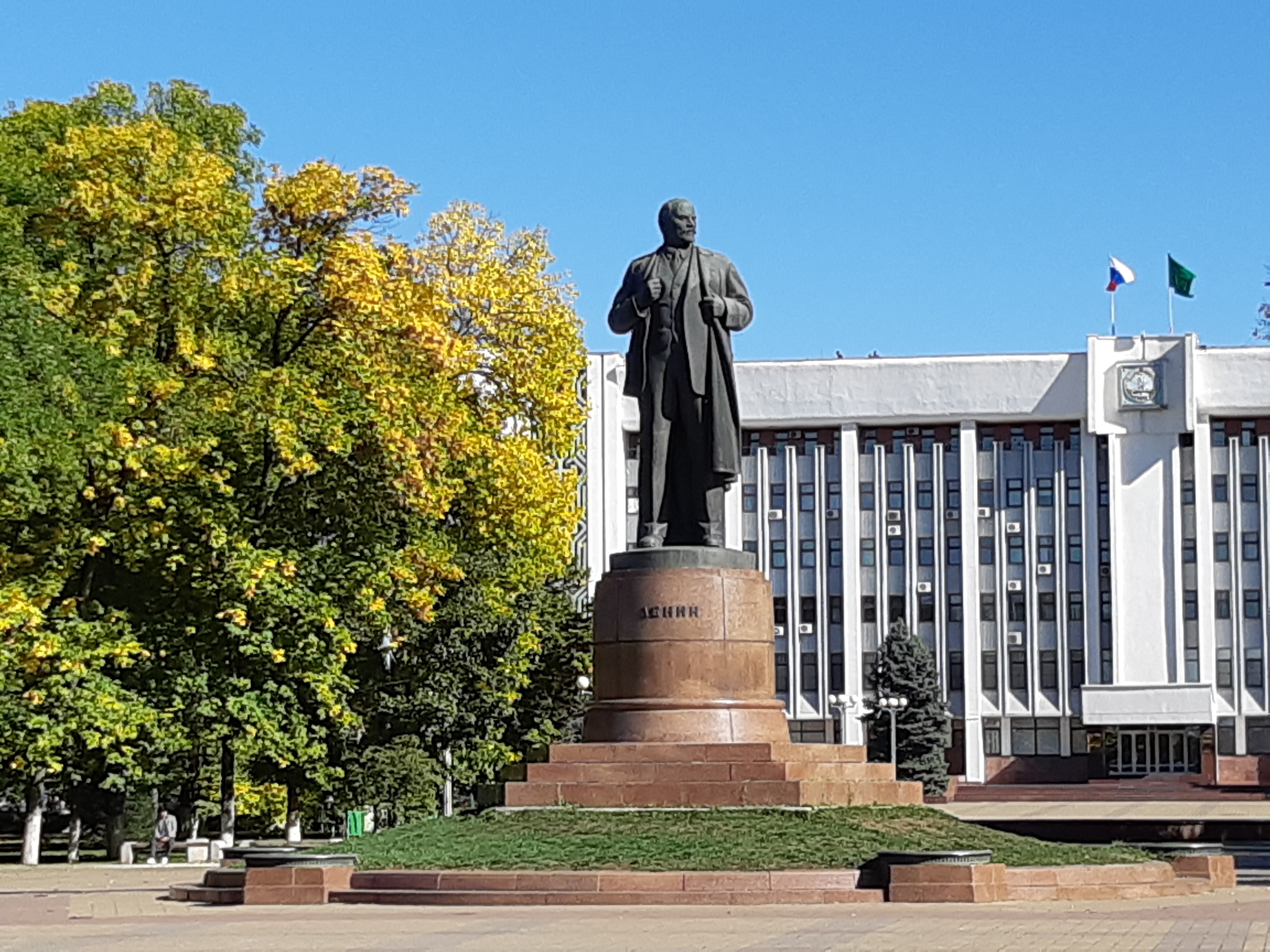 Площадь ленина. Памятник в.и. Ленину (пл. Ленина) Щёлково. Памятник Ленину Майкоп. Площадь Ленина Майкоп. Памятник Ленину Владикавказ.