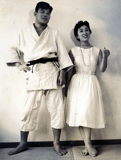 File 曽根康治 柔道家 と山本富士子 女優 Jpg Wikimedia Commons