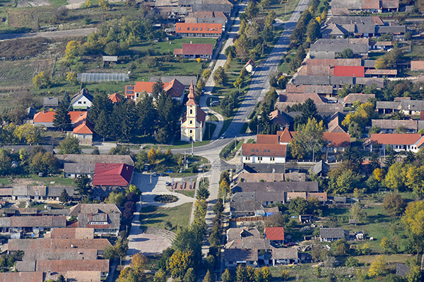 File:A bikácsi evangélikus templom a levegőből.jpg