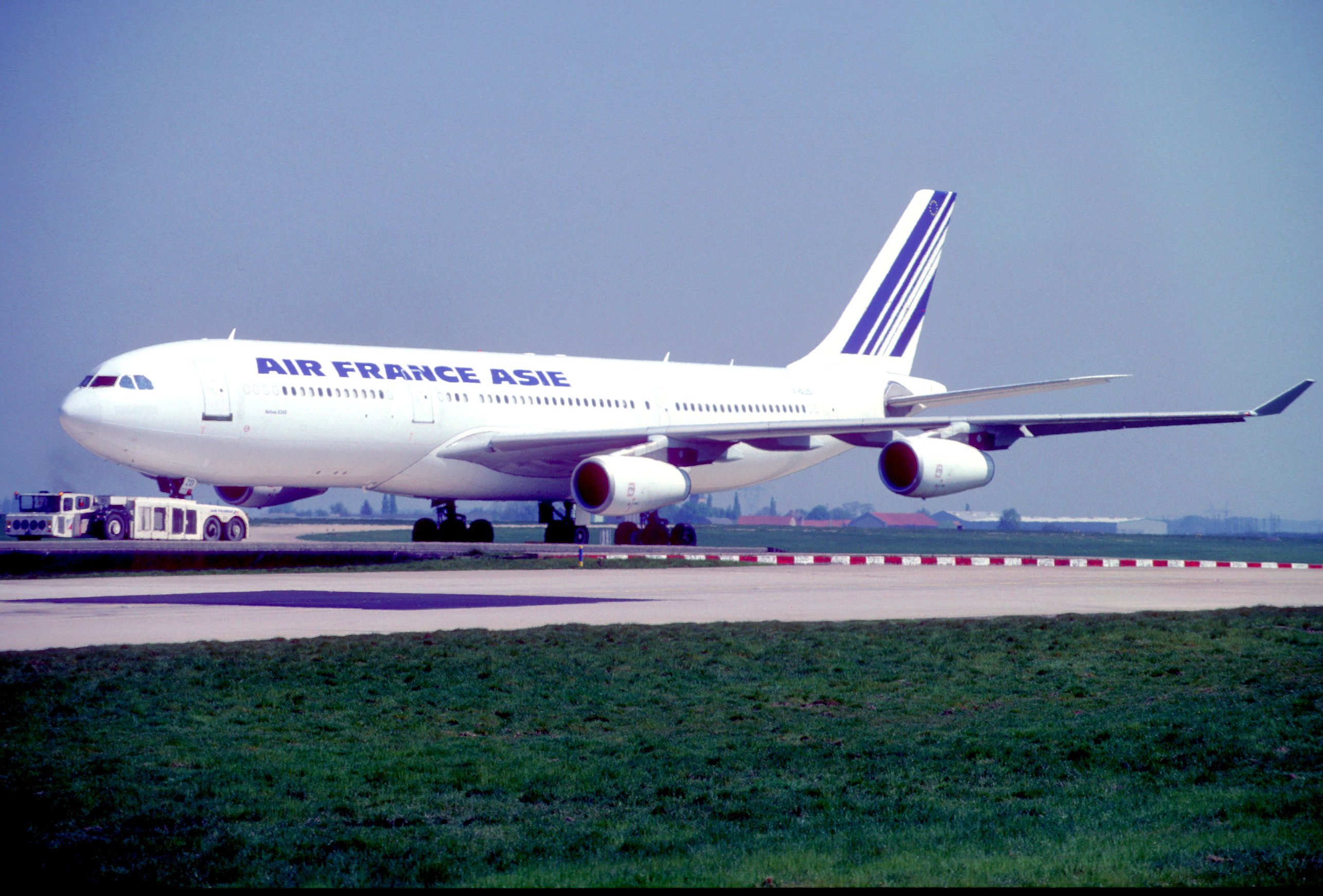 ファイル:Air France Airbus A340-211; F-GLZD@CDG, April 1994 (from 