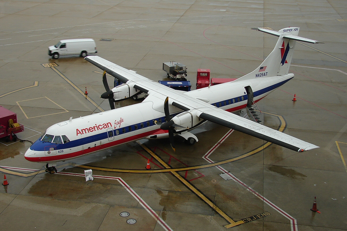 American Eagle ATR-72 (N426AT) (6763855913).jpg