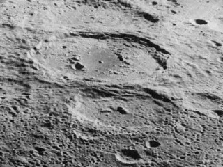 Vista obliqua d'Antoniadi (a sobre del centre) i de Numerov (a sota del centre), a l'extrem de la Lluna, orientat cap a l'oest.
