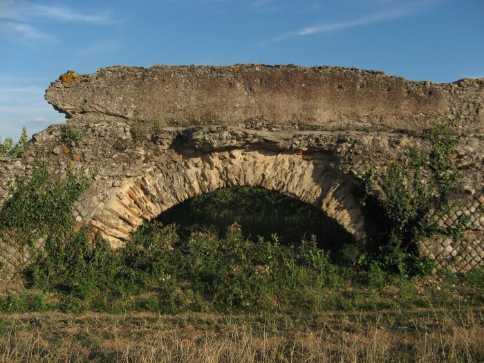 File:Aqueduc gallo-romain du Gier Soucieu Gerse une arche.jpg