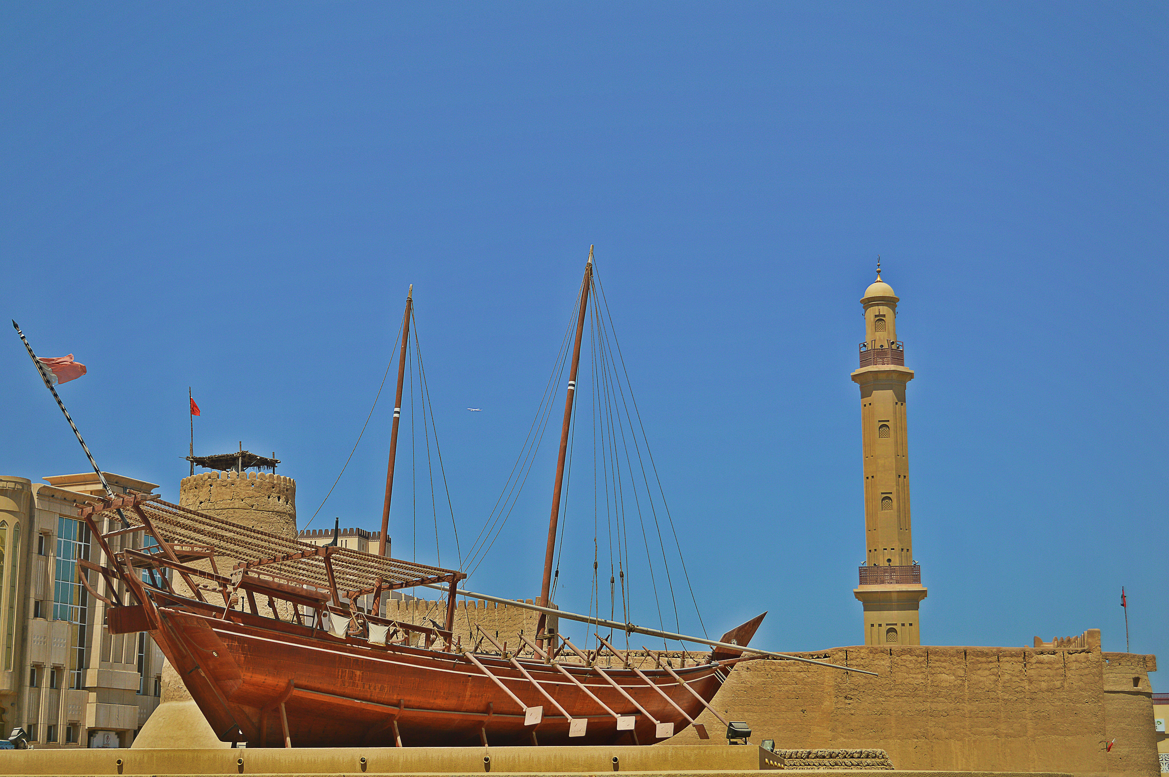 Dubai museum. Национальный музей Дубая в крепости Аль-Фахиди. Дубай музей. Дубай музей кофе (Форт al Fahidi). Буксир Ulundi Дубай музей.