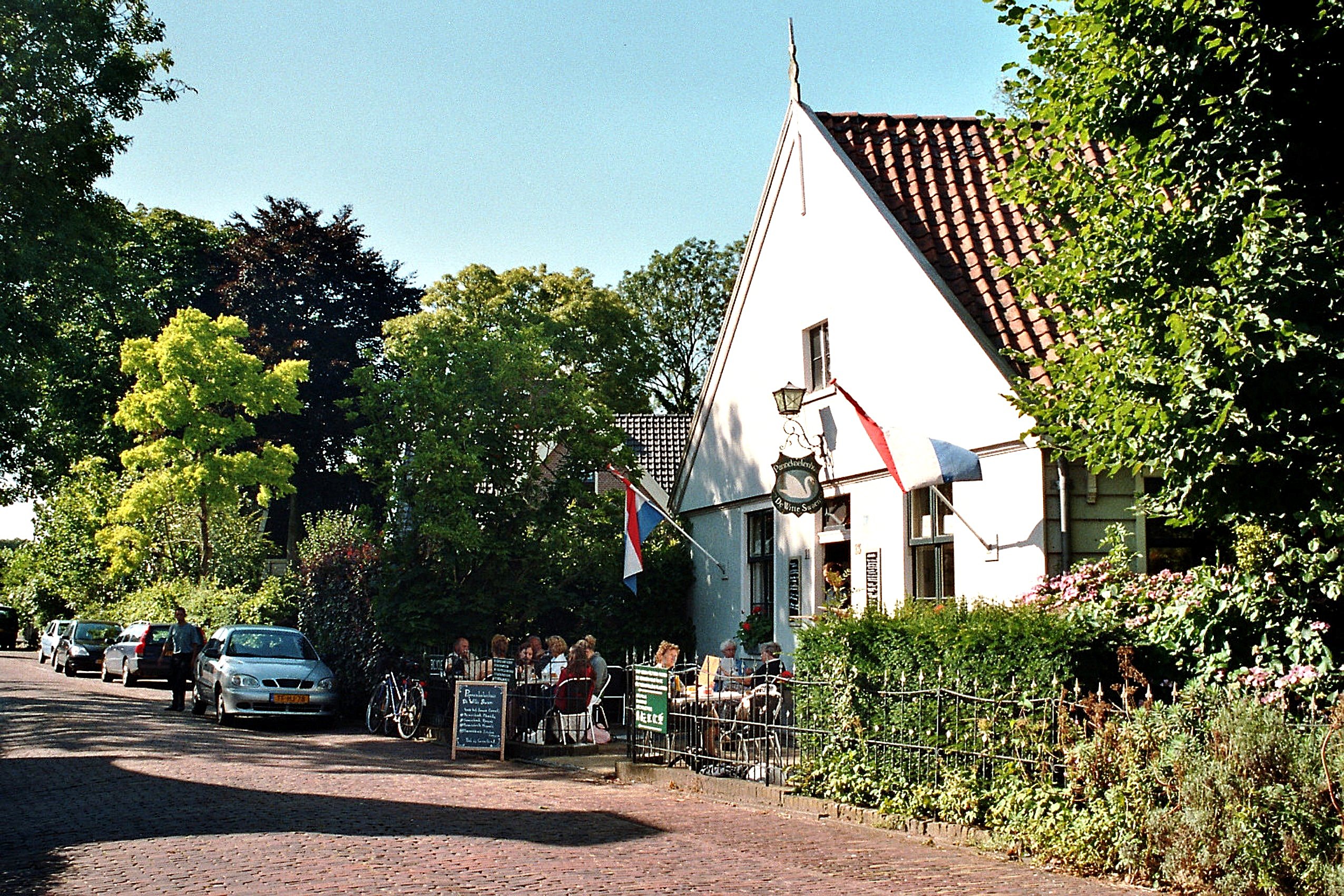 File:Broek in Waterland, the restaurant "De Witte Swaen".jpg - Wikimedia  Commons