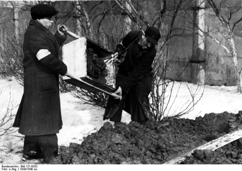 File:Bundesarchiv Bild 121-0333, Polen, Juden bei Zwangsarbeit.jpg