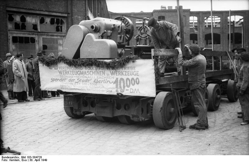 File:Bundesarchiv Bild 183-S84728, Bergmann-Borsig, Einweihung Werkhalle.jpg