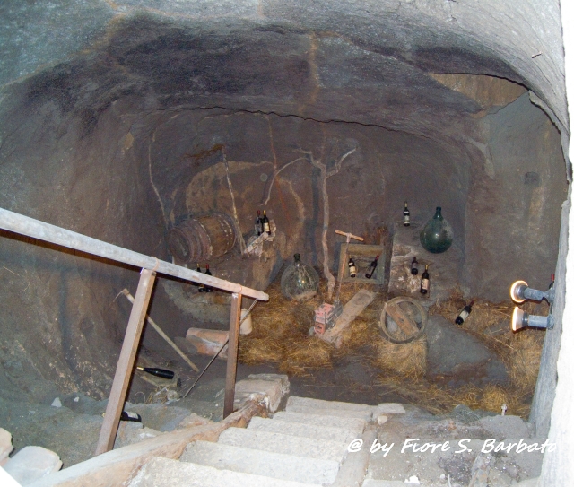 File:Castelvenere - Cantine scavate nel costone tufaceo 2.jpg