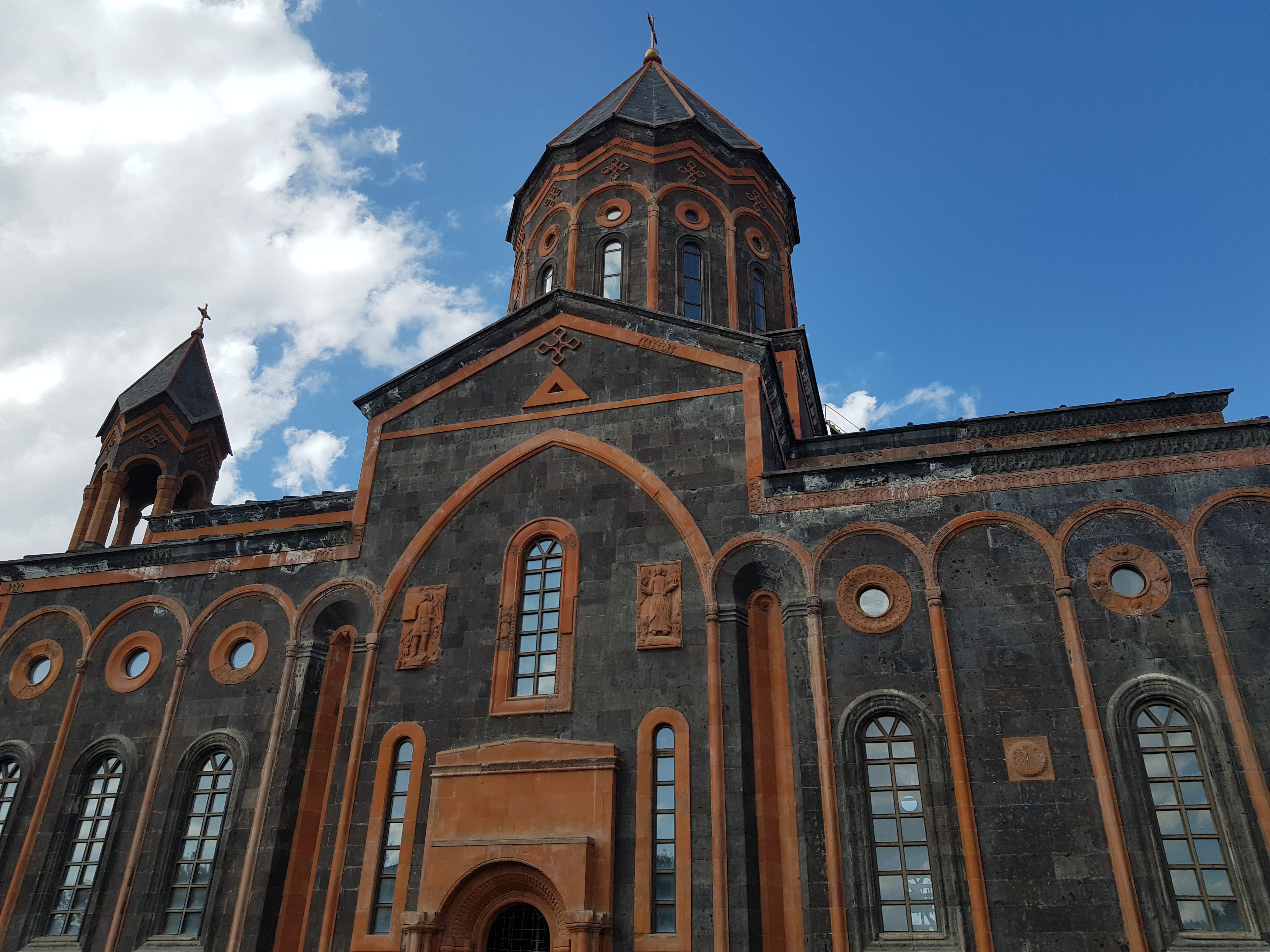 Церковь Святого Спасителя (Гюмри). Церковь Святого Архангела Михаила в Гюмри. Католическая Церковь в Гюмри.