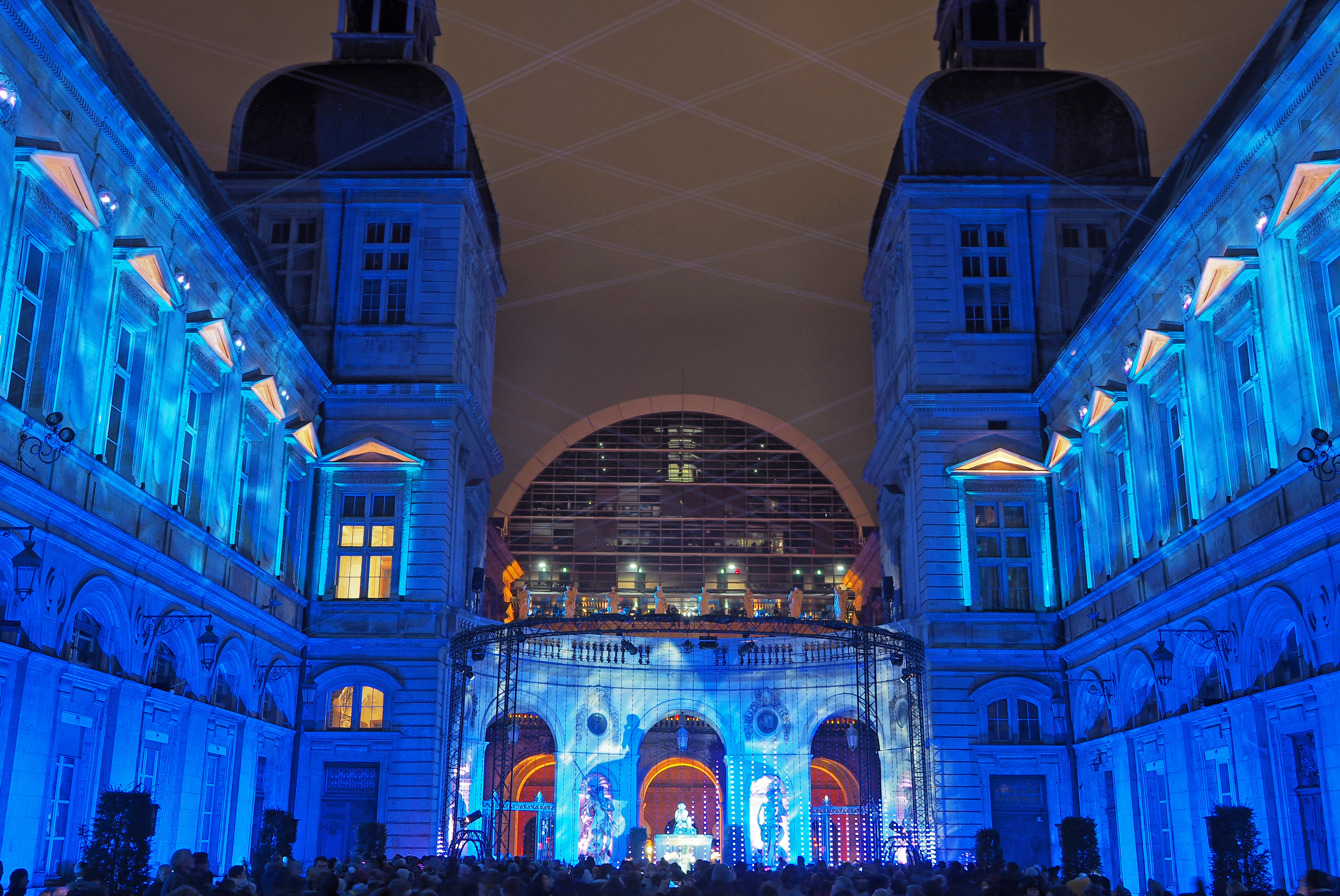 La cour de l'Hôtel de Ville de Lyon et la coiffe de l'Opéra durant la fête des L