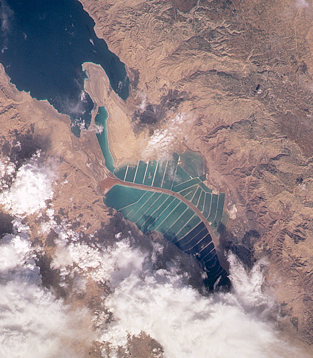 https://upload.wikimedia.org/wikipedia/commons/9/91/Dead-Sea---Salt-Evaporation-Ponds.jpg