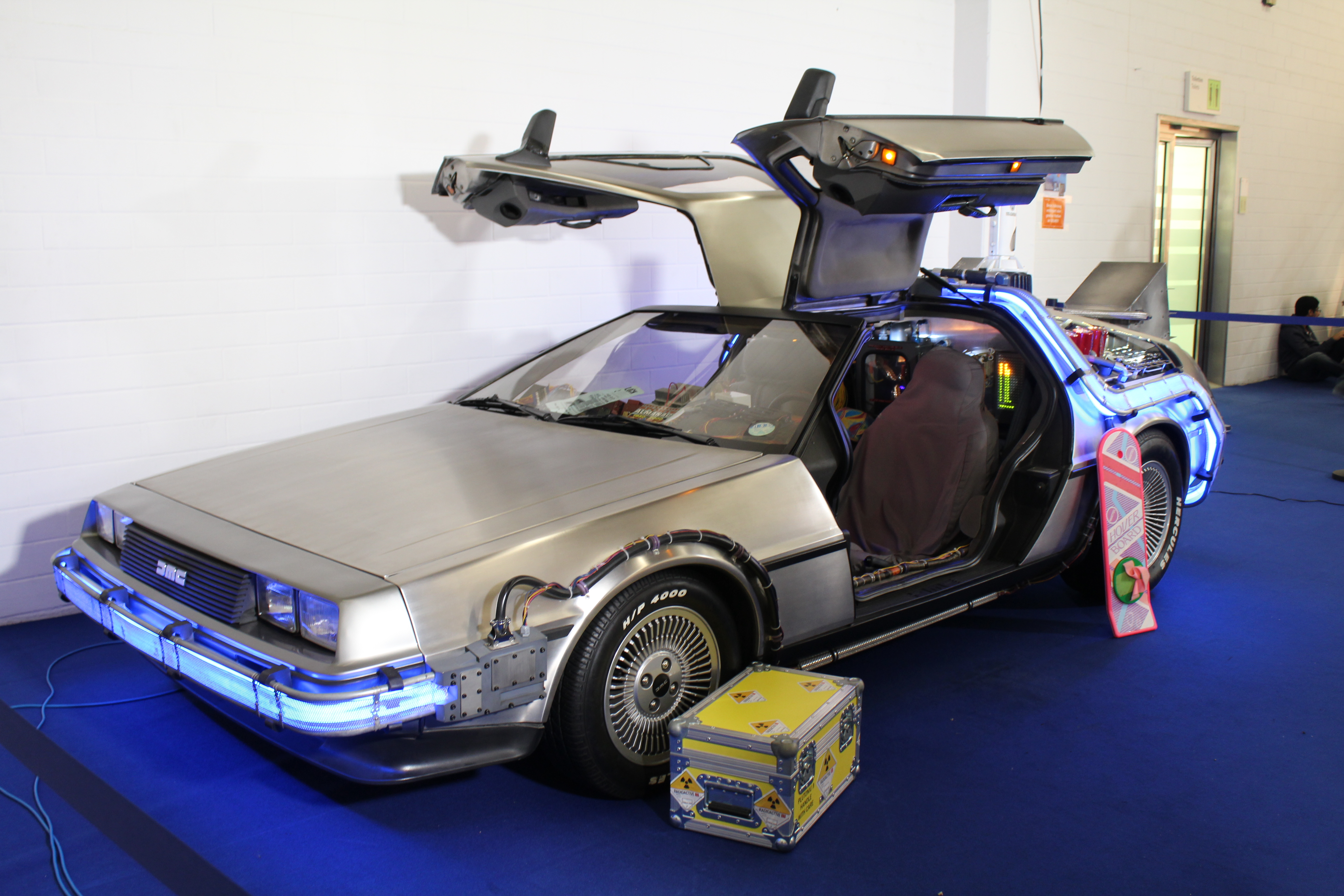 Les voitures délirantes de la science-fiction] La DeLorean DMC-12 de Retour  vers le futur