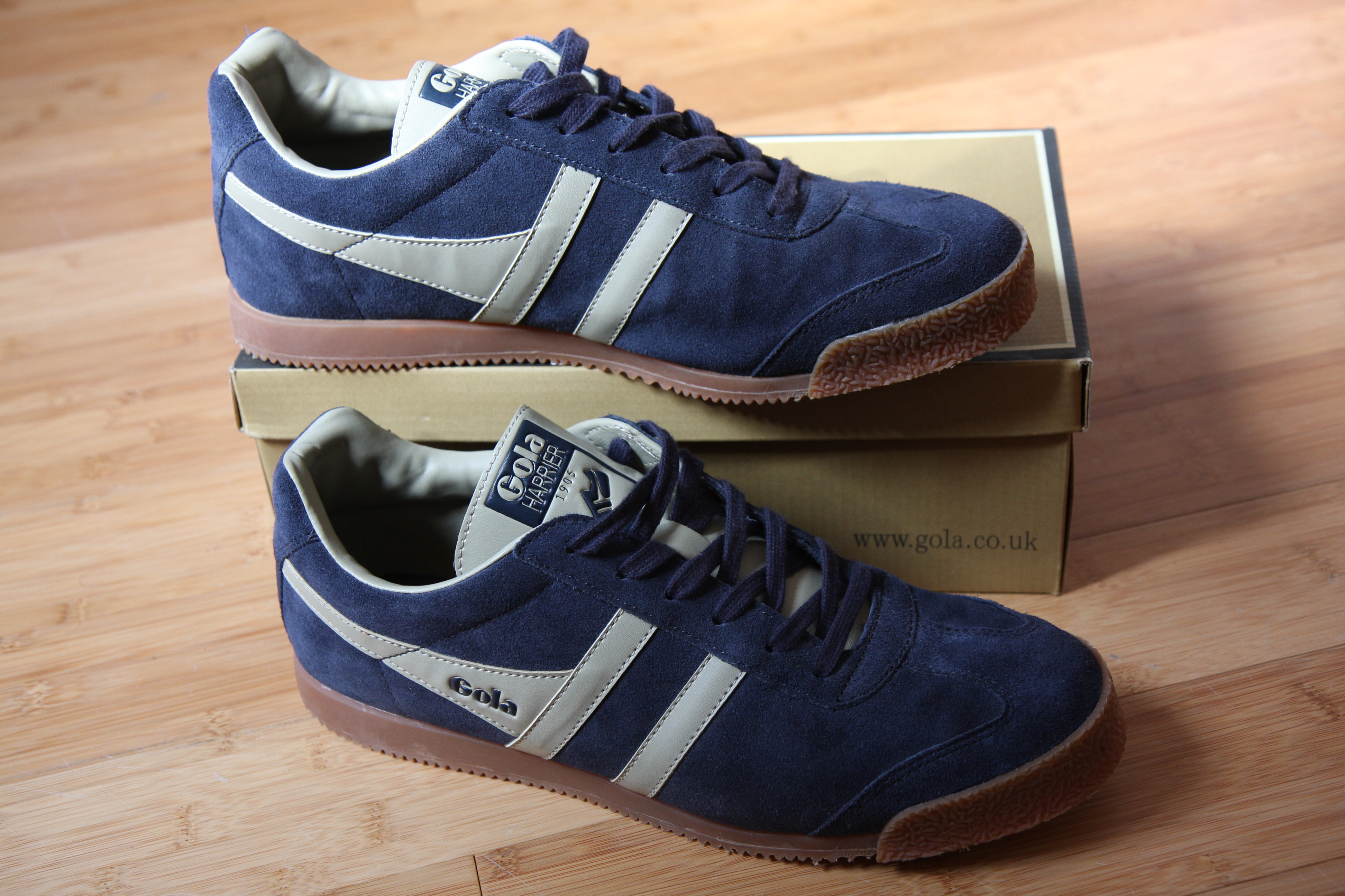 File:Gola Harrier navy beige mens 