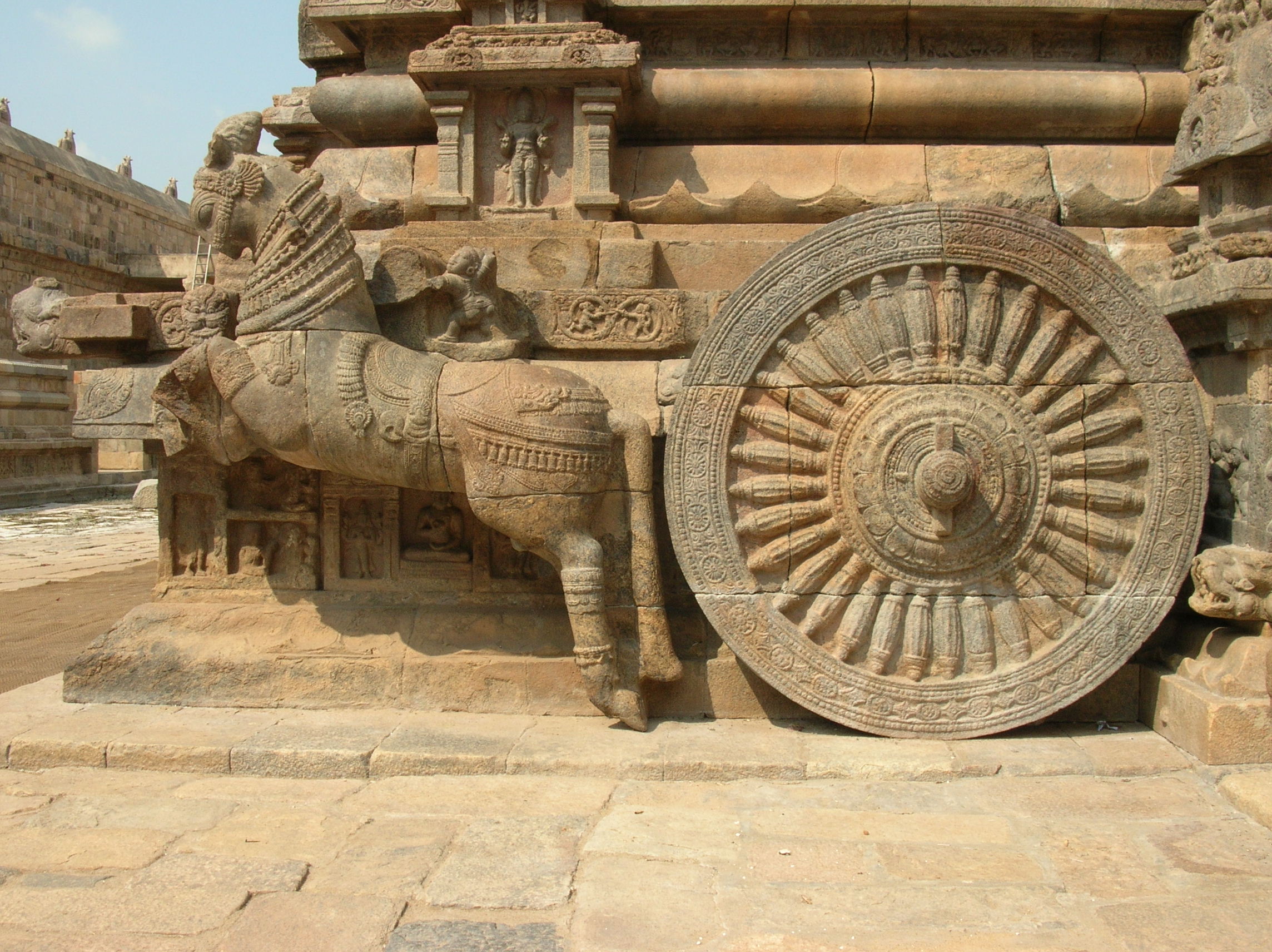 Horse_drawn_chariot_Darasuram.jpg