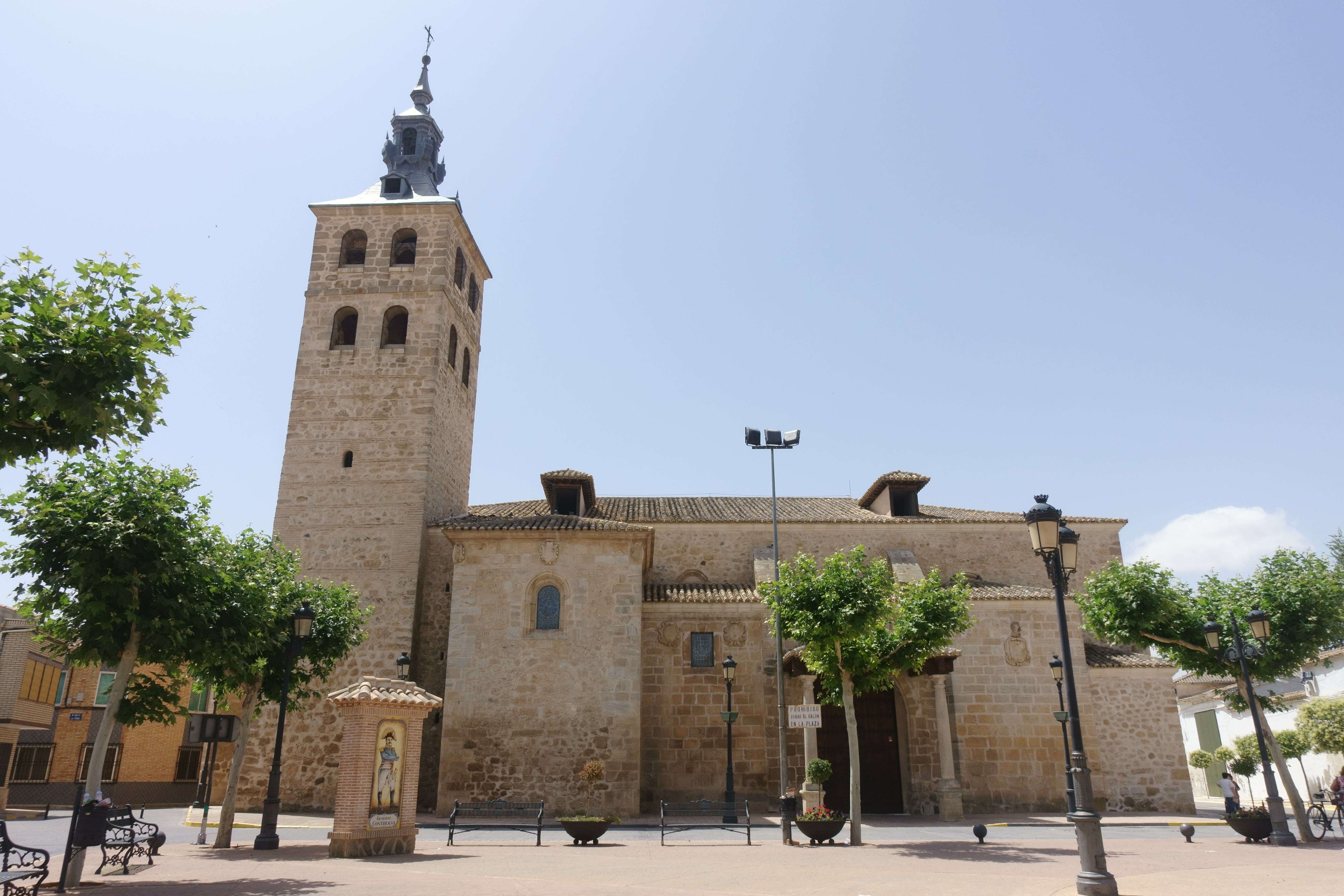 File:Iglesia de San Martín Obispo, Lillo  - Wikimedia Commons