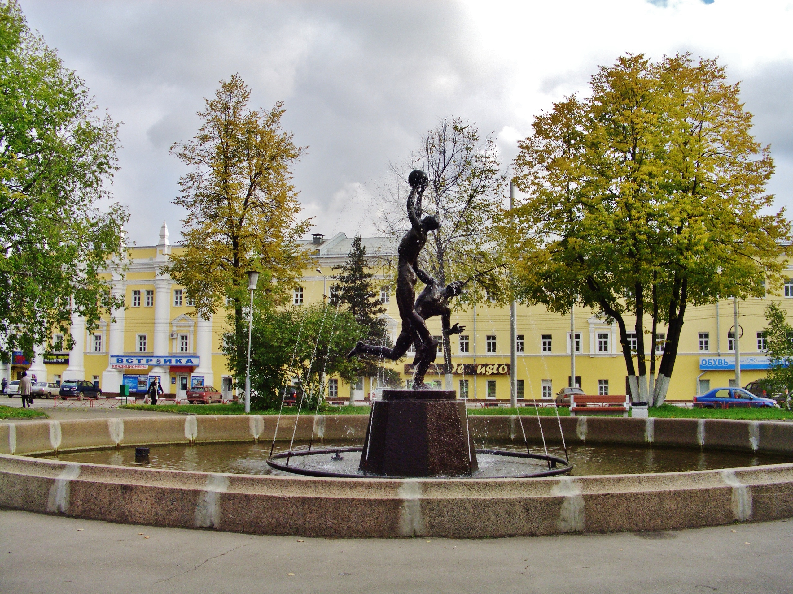 Площадь труда ярославль фото. Площадь труда 1 Ярославль. Фонтаны в Ярославле. Площадь труда 6. Ханой площадь труда Ярославль.