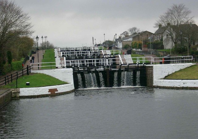 File:Lock flight at Muirtown - geograph.org.uk - 84813.jpg