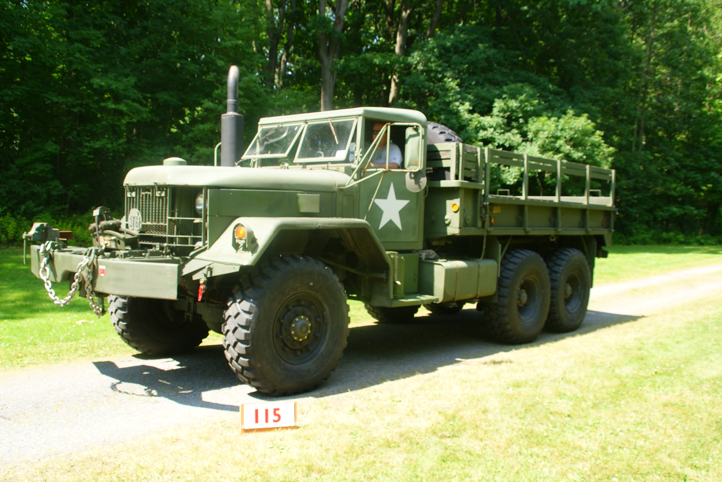 M813 truck in Syracuse, NY.jpg. w:en:Creative Commons. 