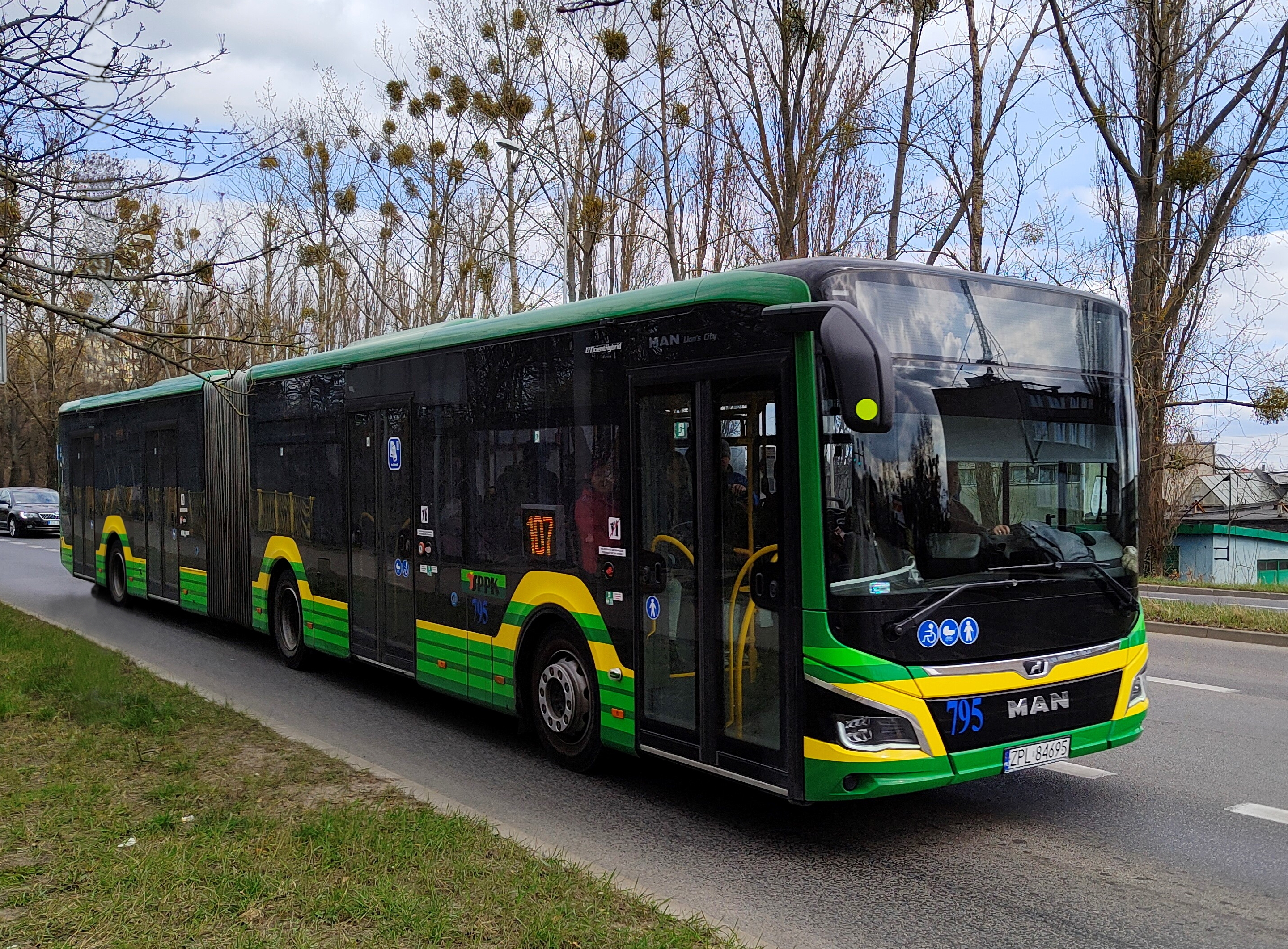 ファイル:MAN Lion's City 18 EfficientHybrid 795, bus line 107 ...