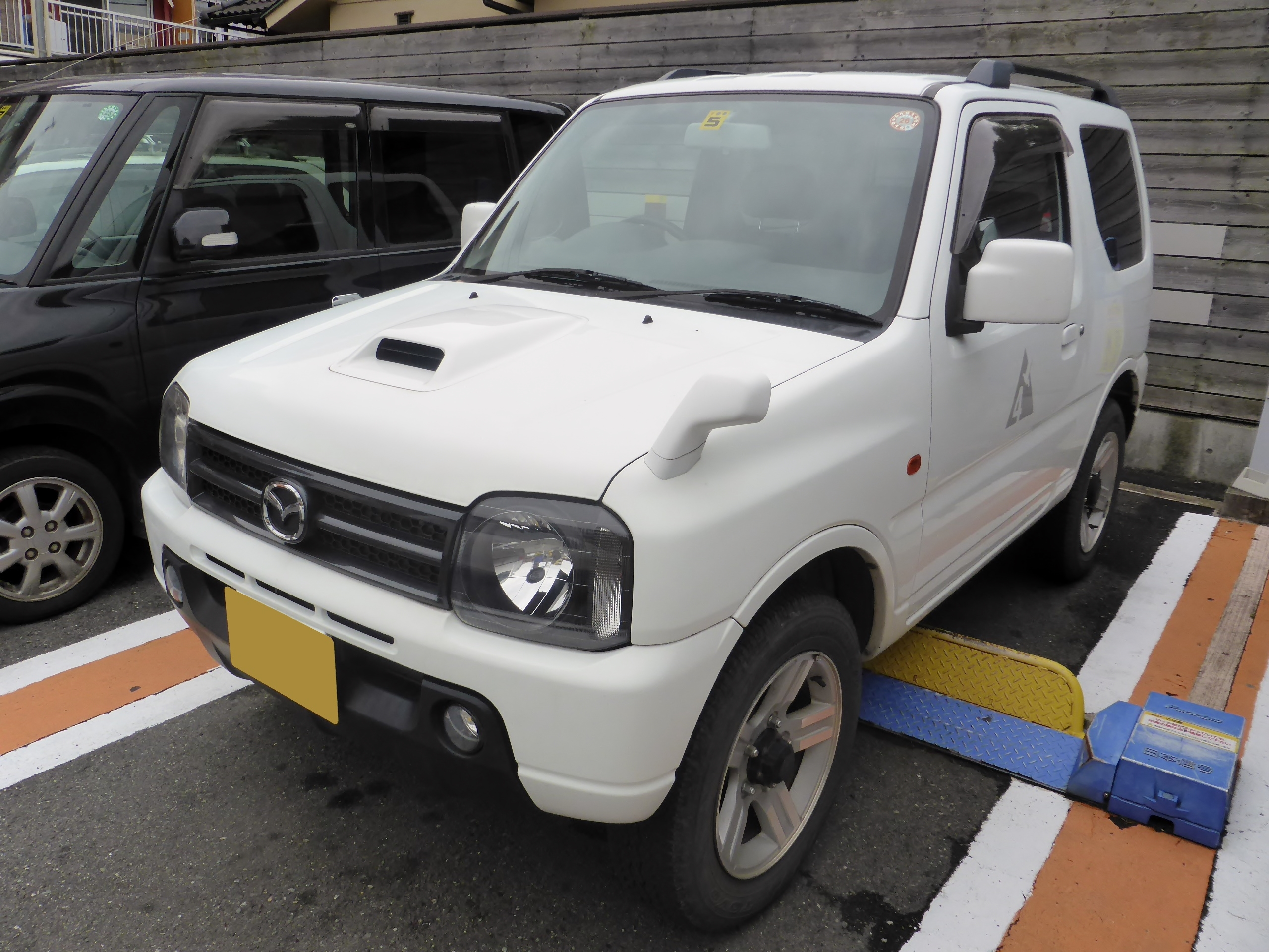 File:Mazda AZ-OFFROAD XC (JM23W) front.JPG - Wikimedia Commons