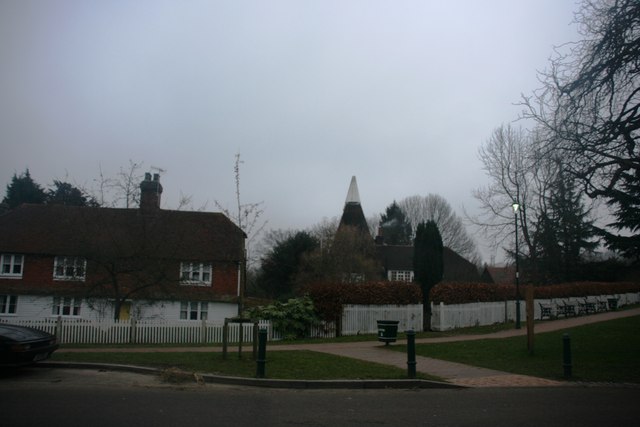 File:Oast house, junction of The Broadway, Spray Hill and High St (B2162), Lamberhurst - geograph.org.uk - 1705012.jpg