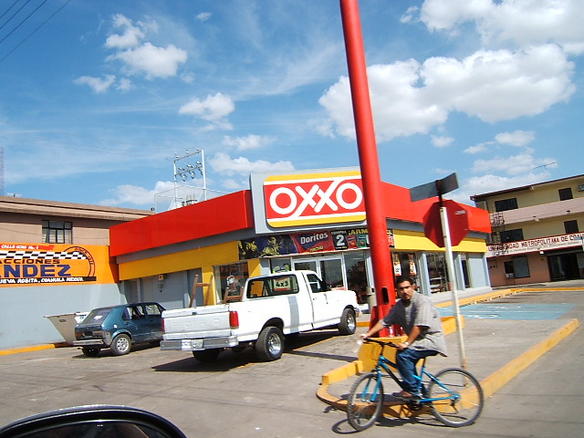 File:Oxxo Nueva Rosita.jpg