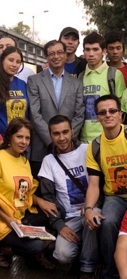 File:Petro y los jovenes.jpg