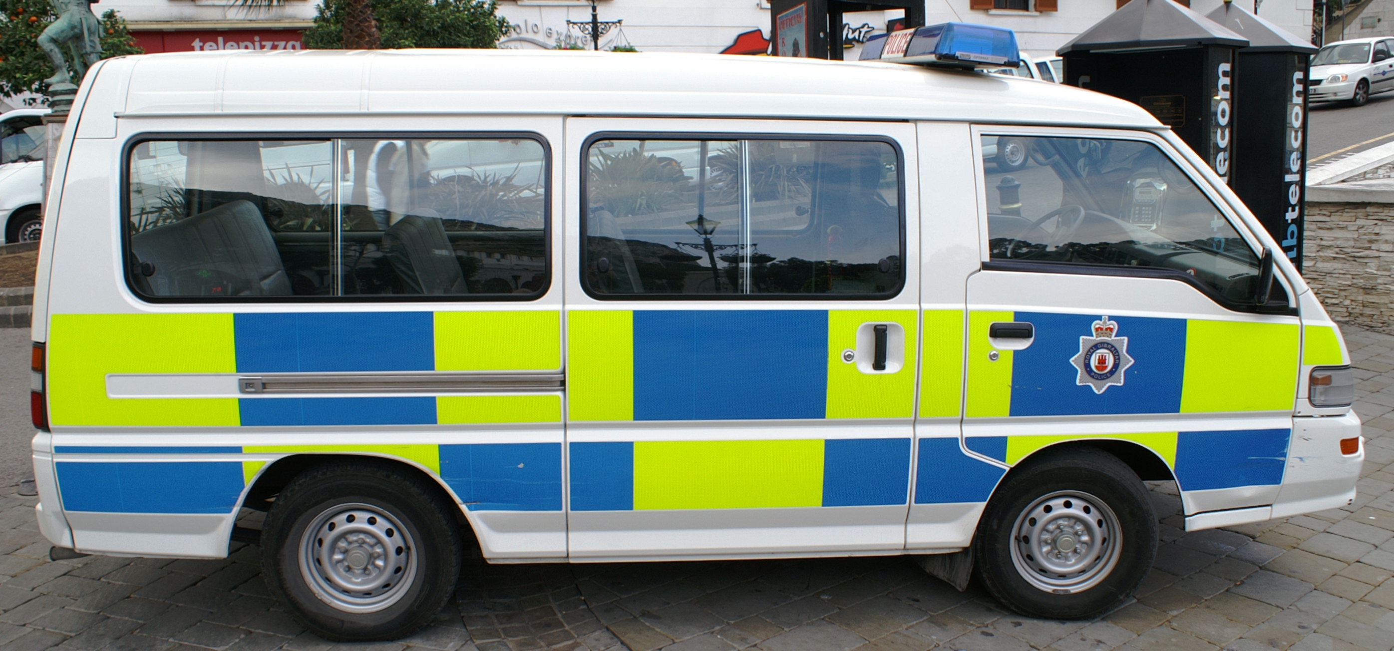 File:Automóvil de la policía nacional española en Valencia.jpg - Wikimedia  Commons