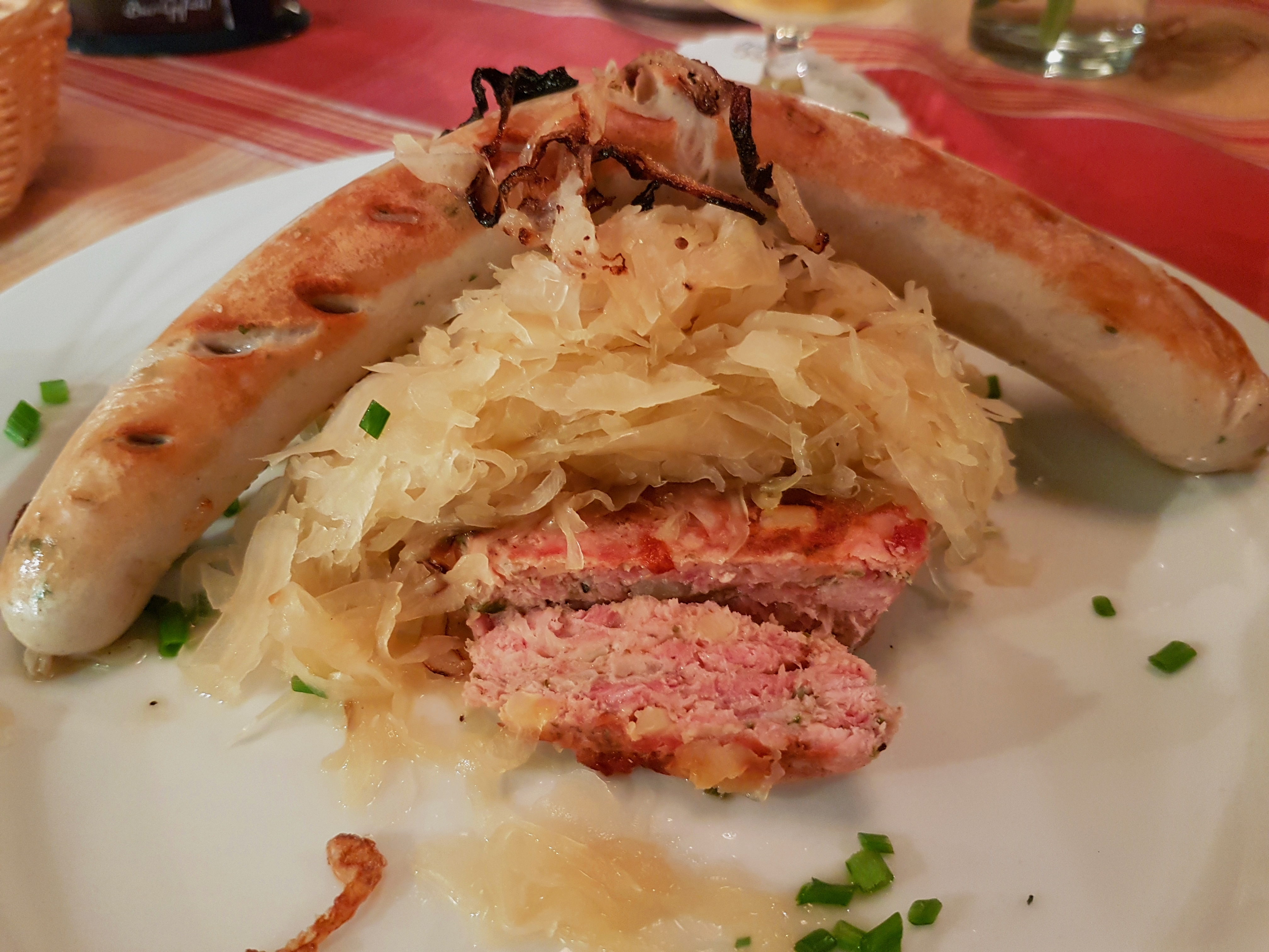 Saumagen mit Sauerkraut und Bratwurst