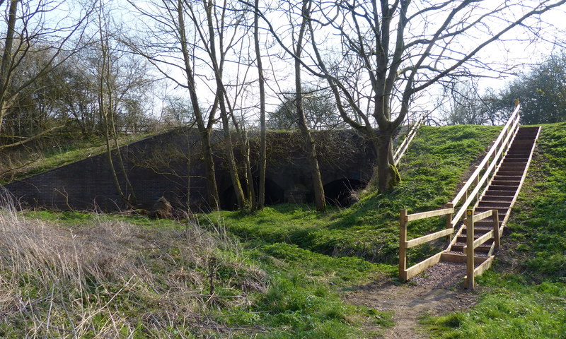 File:Steps up to the towpath of the Grand Union Canal - geograph.org.uk - 6110692.jpg