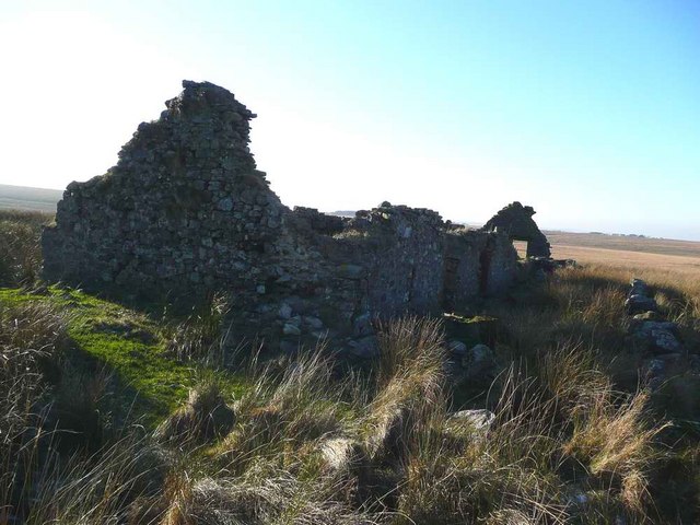 File:The ruin at Muirhead - geograph.org.uk - 637729.jpg