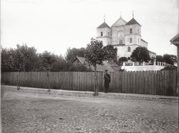 File:Troki, Vilenskaja, Fara. Трокі, Віленская, Фара (1900).jpg