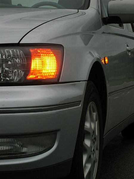 Headlight flashing - Wikipedia