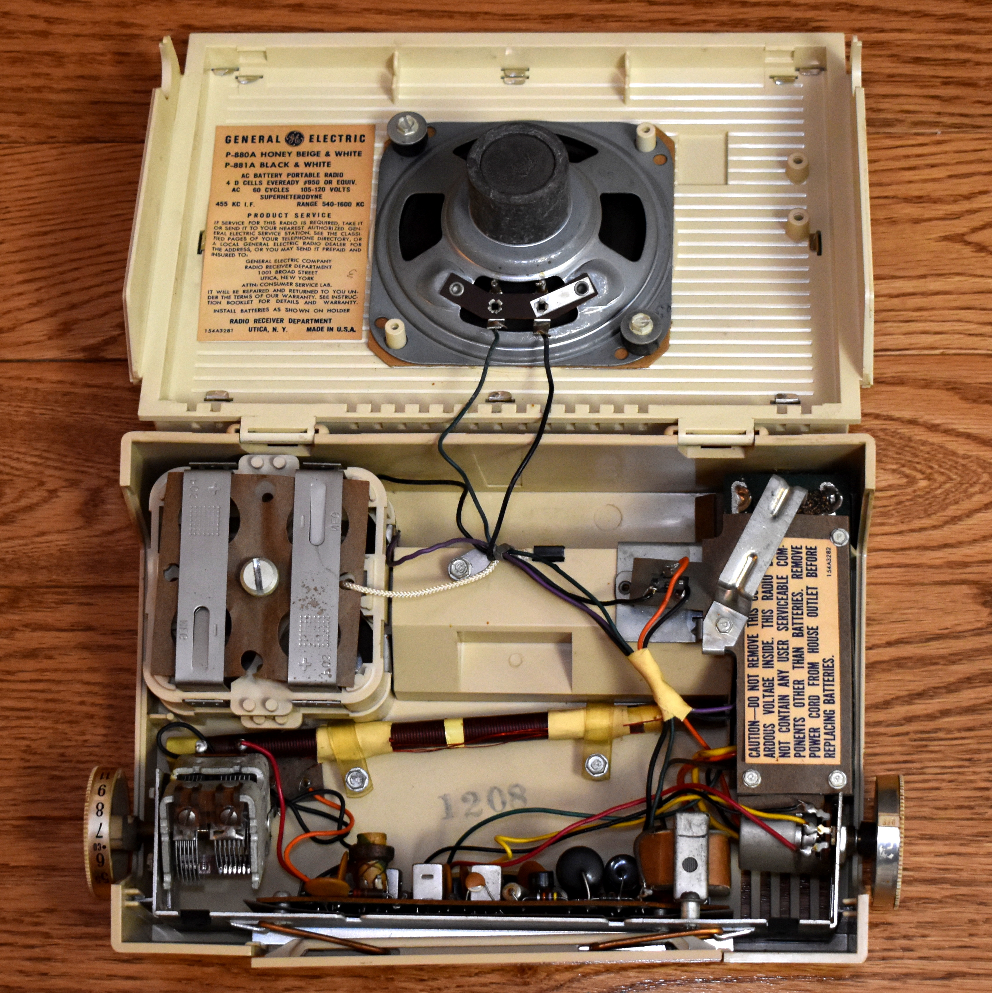 https://upload.wikimedia.org/wikipedia/commons/9/91/Vintage_General_Electric_Portable_Transistor_Radio_%28Chassis_View%29%2C_Model_P-880A_%28Honey_Wheat_%26_White_Case%29%2C_AM_Band%2C_5_Transistors%2C_Made_In_USA%2C_Circa_1961_-_1964_%2849389488186%29.jpg