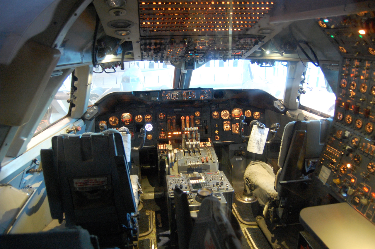 file-747-100-cockpit-jpg-wikimedia-commons