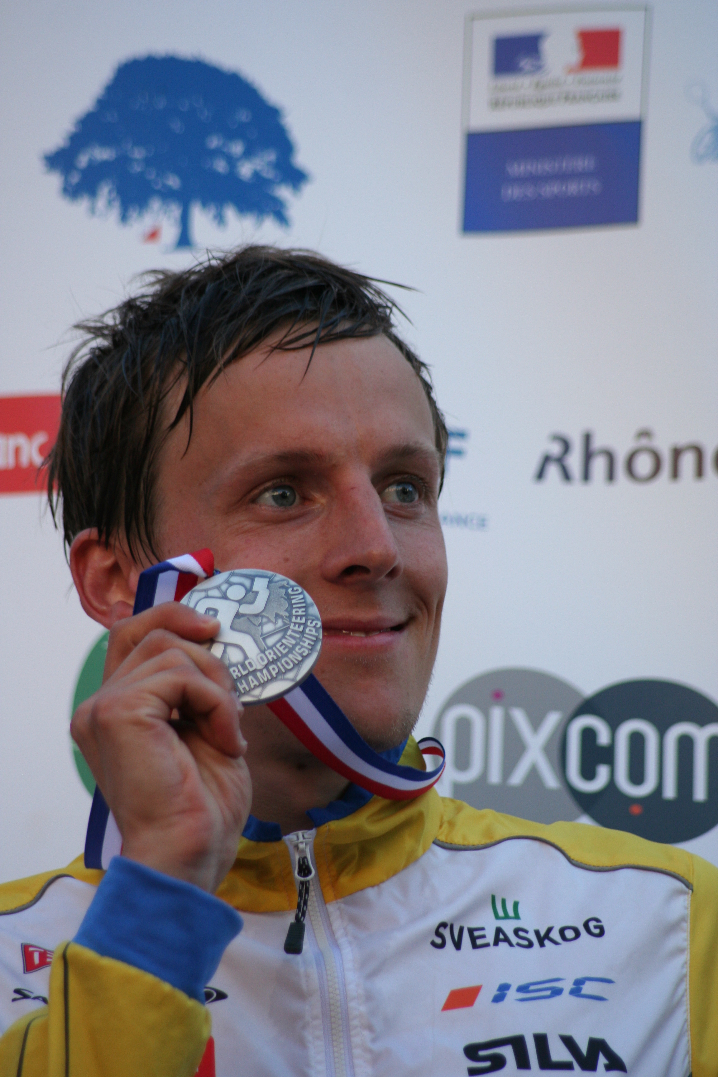 Anders Holmberg mit seiner Sprint-Silbermedaille 2011