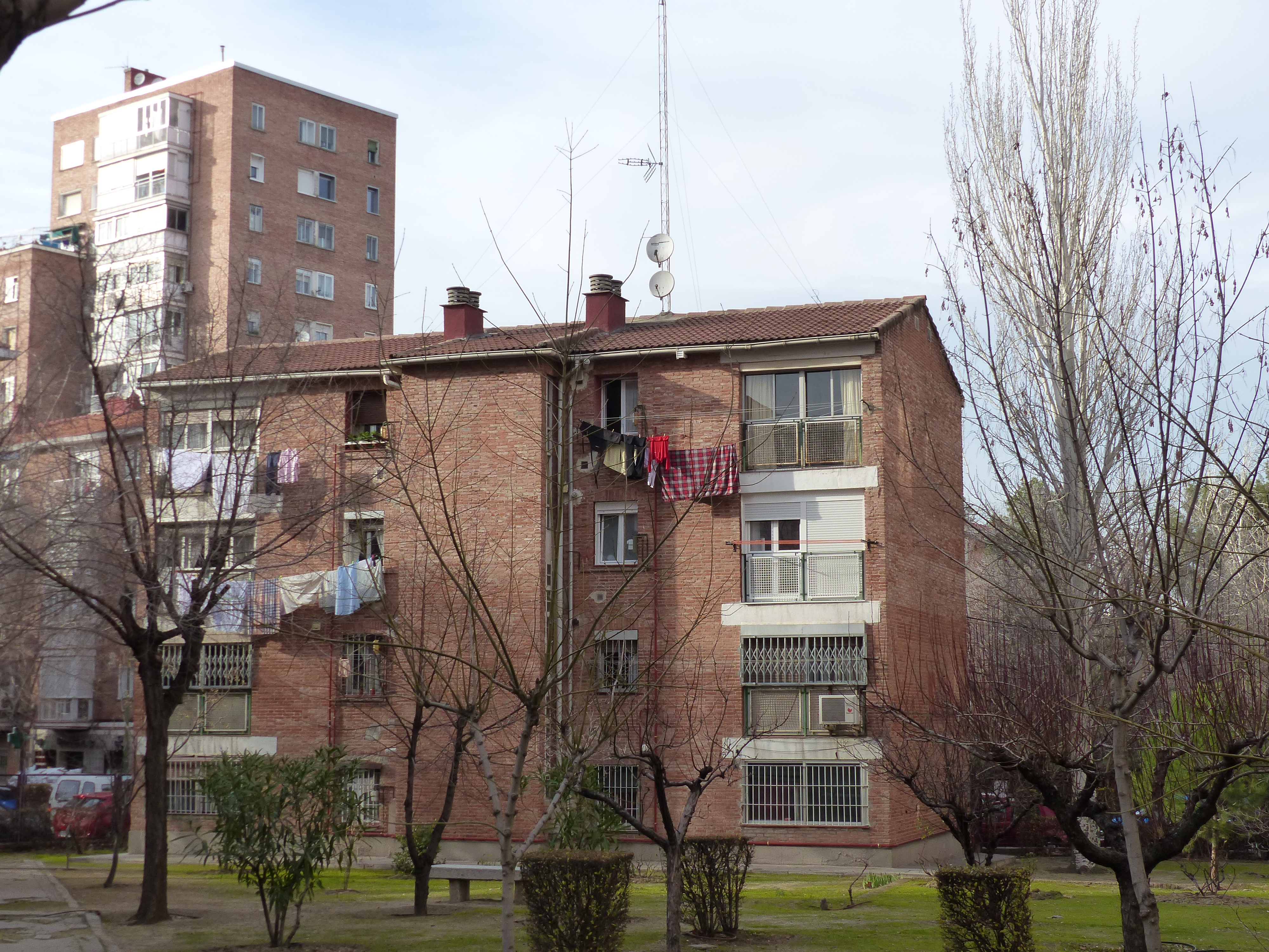 File:Arquitectura franquista en Quintana, Madrid España ...