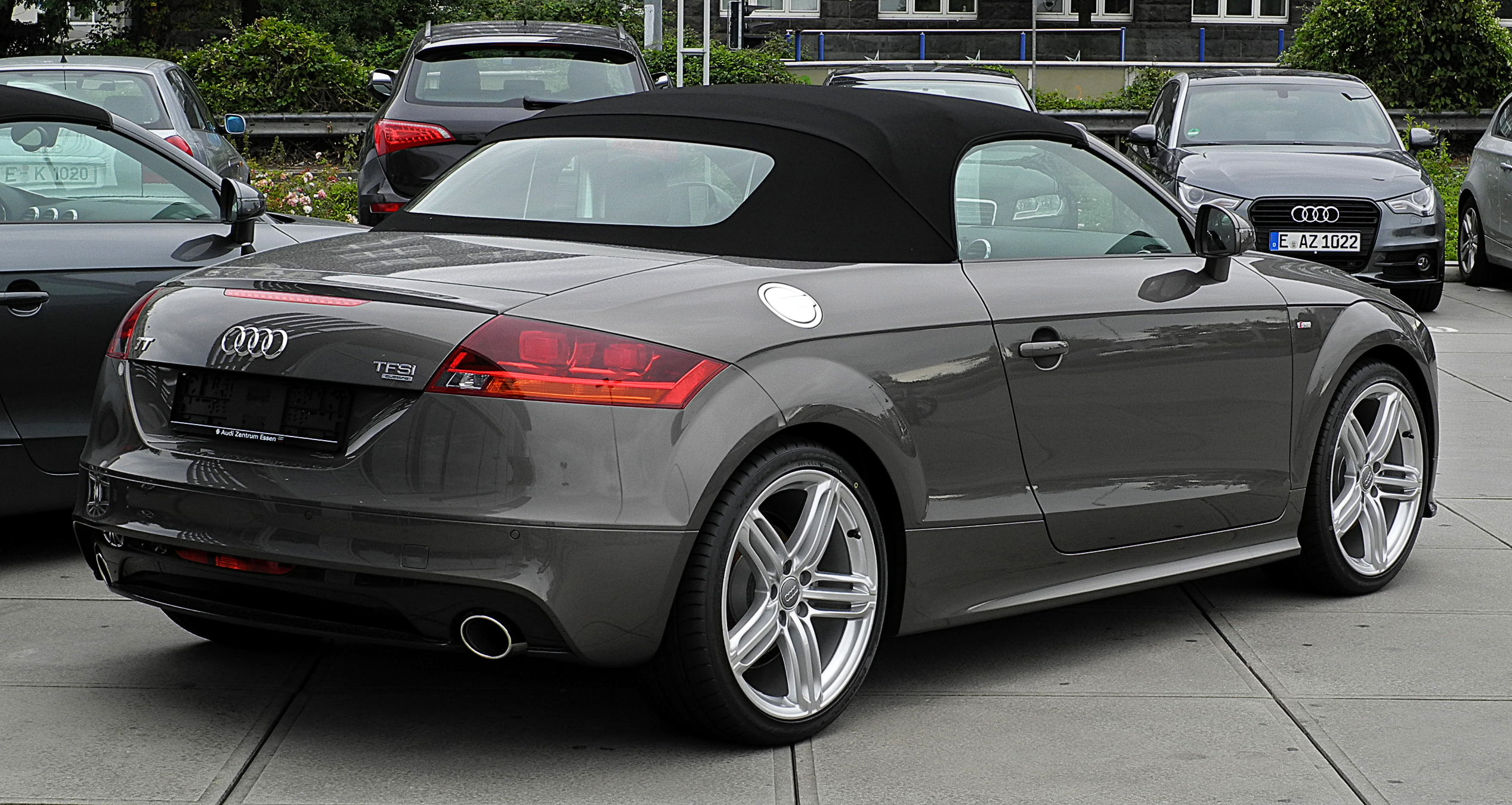 File:Audi TT Roadster 2.0 TFSI quattro S-line (8J, Facelift) – Heckansicht,  3. Juli 2011, Essen.jpg - Wikimedia Commons