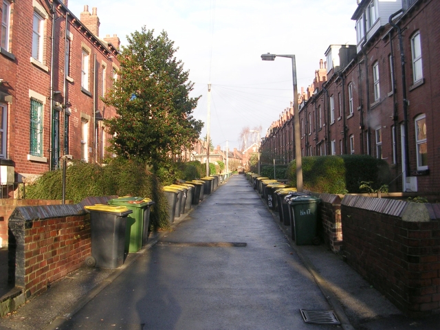 File:Back Headingley Avenue - Canterbury Drive - geograph.org.uk - 1102428.jpg