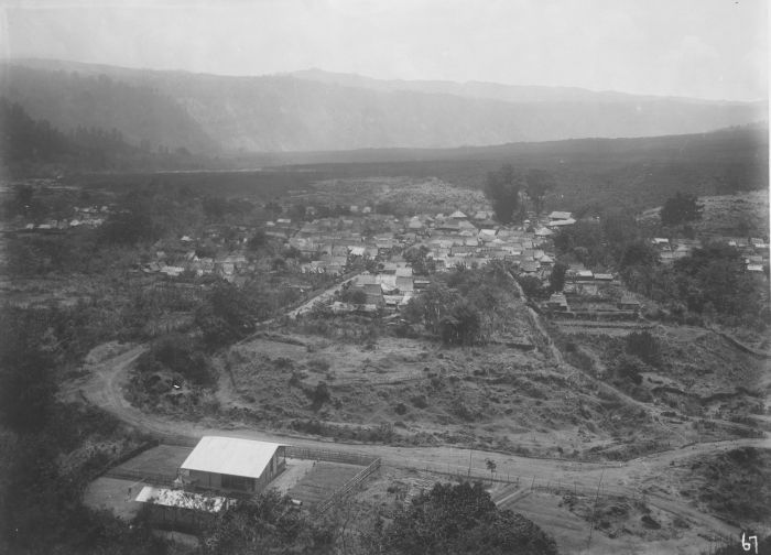 File:COLLECTIE TROPENMUSEUM Dorpsgezicht Penelokan TMnr 60027672.jpg