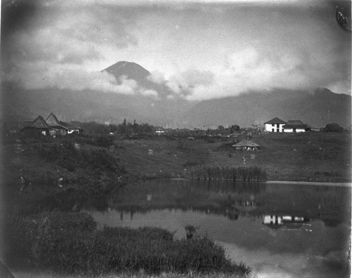 File:COLLECTIE TROPENMUSEUM Een meer nabij Sindanglaja met gezicht op de Goenoeng Gede in de Preanger TMnr 60009359.jpg