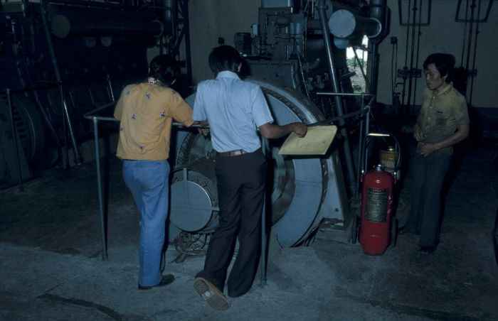 File:COLLECTIE TROPENMUSEUM Machinekamer van een kokosoliefabriek in Bitung TMnr 20017948.jpg