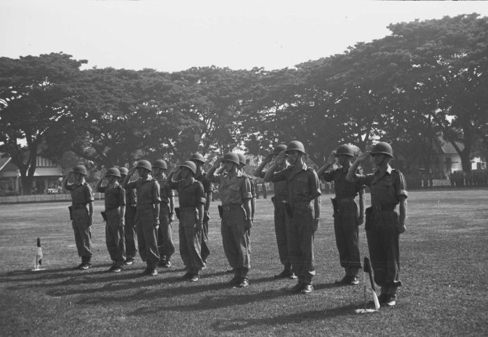 File:COLLECTIE TROPENMUSEUM Militaire beëdiging en uitreiking van Bronzen Kruizen Makassar TMnr 10029328.jpg