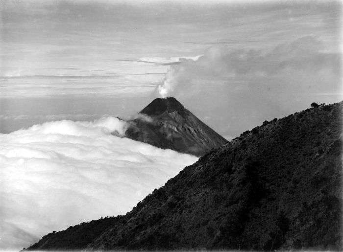 File:COLLECTIE TROPENMUSEUM Top van de vulkaan Merapi vanaf het zadel tussen de noord- en zuidkant van de Merbaboe TMnr 10004196.jpg